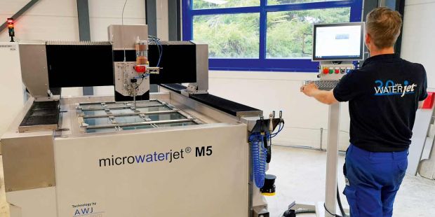 Die neue Mikro-Wasserstrahlschneidmaschine M5 von Waterjet.
