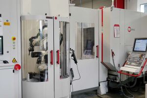 In einer Bearbeitungsmaschine von Hermle sind ein Roboter von Kuka sowie die Nullpunktspannsysteme 9000 und 5000 von Carl Hirschmann integriert.